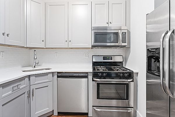 1st image of 17 Grattan St #2A