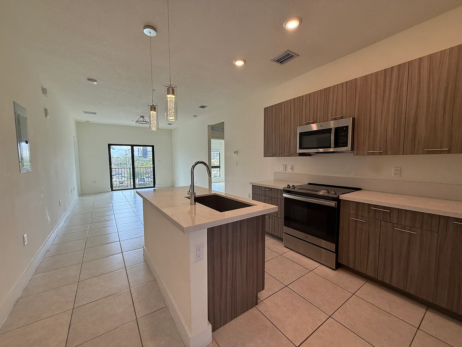 3 bed, 1124 sqft, $3,200 — Photo 2