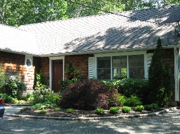 https://photos.zillowstatic.com/fp/ebe6829bf0366829372b3d4e1bb03261-p_e.webp