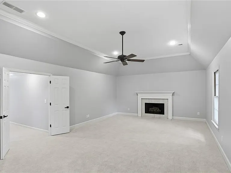 4563 Fountain Dr NE — Photo 22
