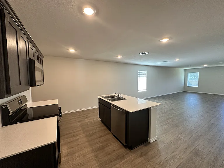 1153 Northfield Dr — Photo 5