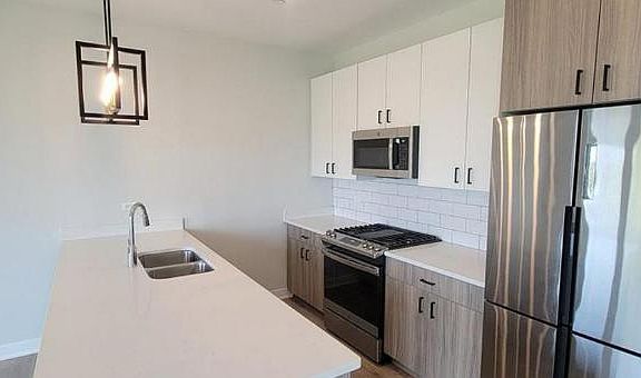 2nd image of 916 N Winchester Ave #4
