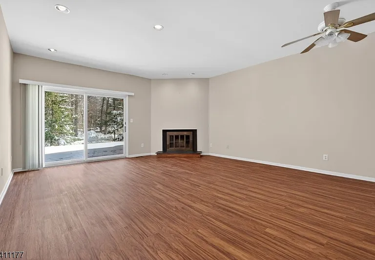 140 Kingston Ct — Photo 4