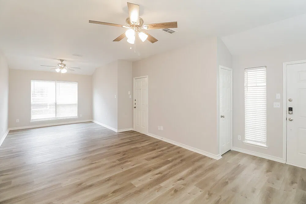3 bed, 2.0 bath, 1368 sqft, $2,055 — Photo 3