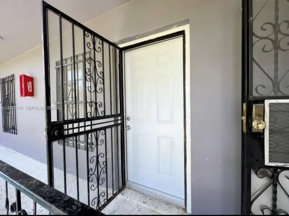 752 NW 4th St APT 5, Miami, FL 33128