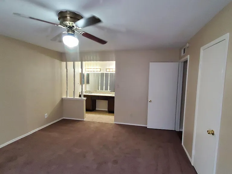 1125 Greenbriar Ln — Photo 9