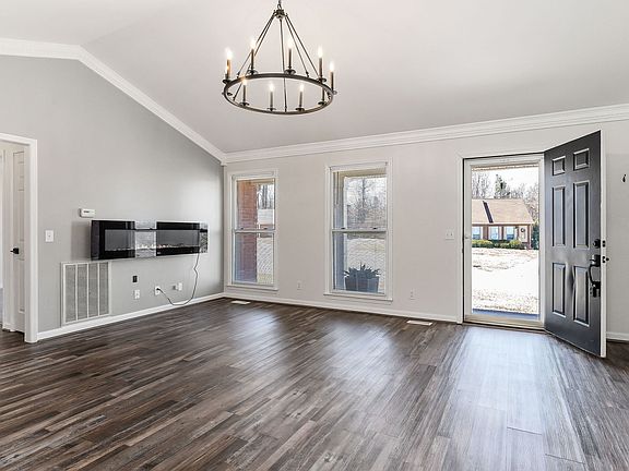 3rd image of 1002 Cambridge Ct
