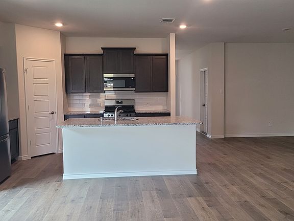 4th image of 509 Range Rd