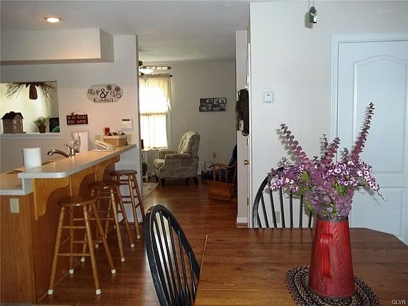 5th image of 701 Dewey Ave