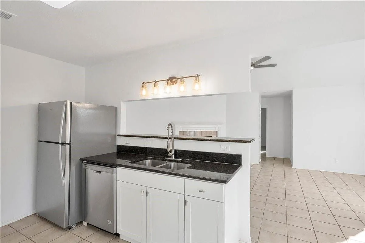 3 bed, 2.0 bath, 1055 sqft, $1,850 — Photo 3