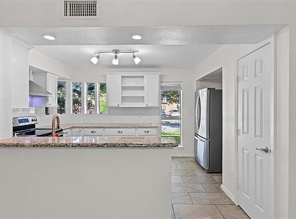 3rd image of 1902 Shorewood Dr