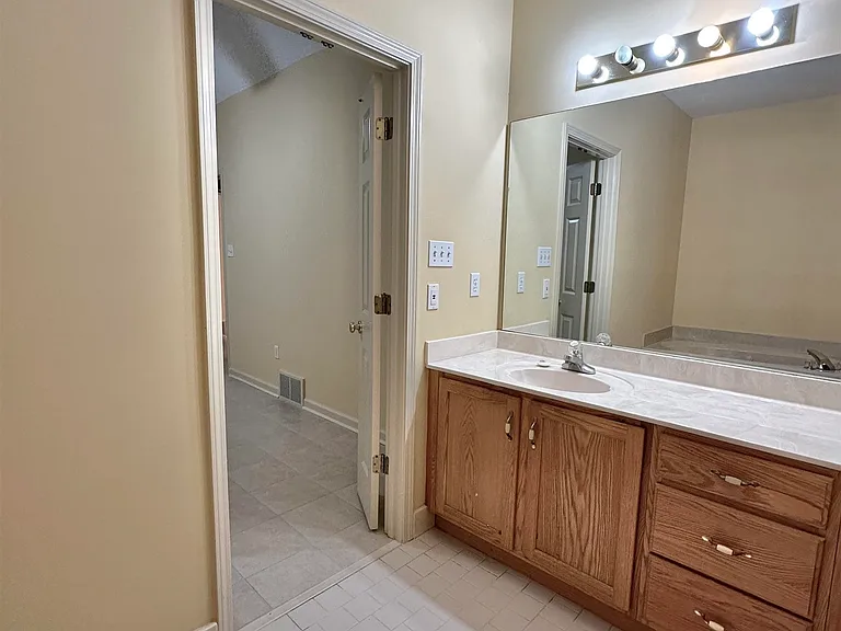 596 Ashley Glen Cir W — Photo 17