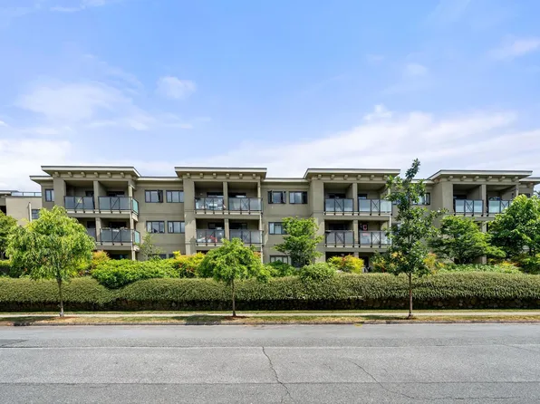 140 E 4th St #302, North Vancouver, BC V7L 4R1