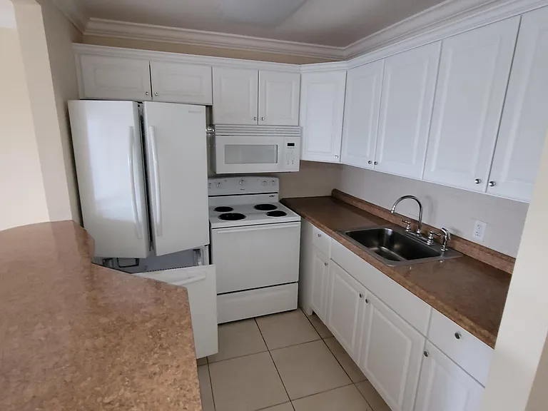375 Camden Dr #P — Photo 4
