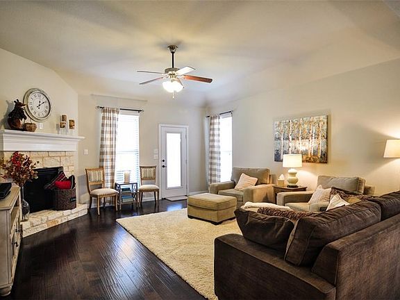 3rd image of 3724 Sweetbriar Dr