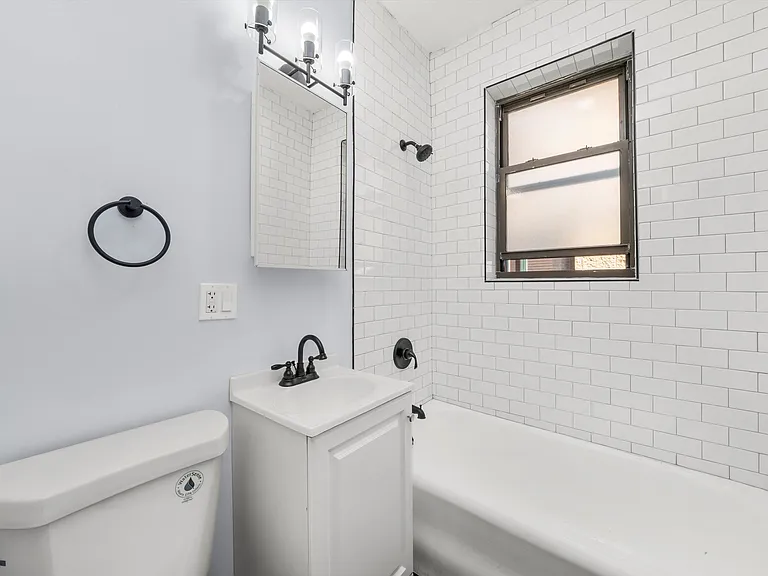 University Manor Apartments — Photo 13