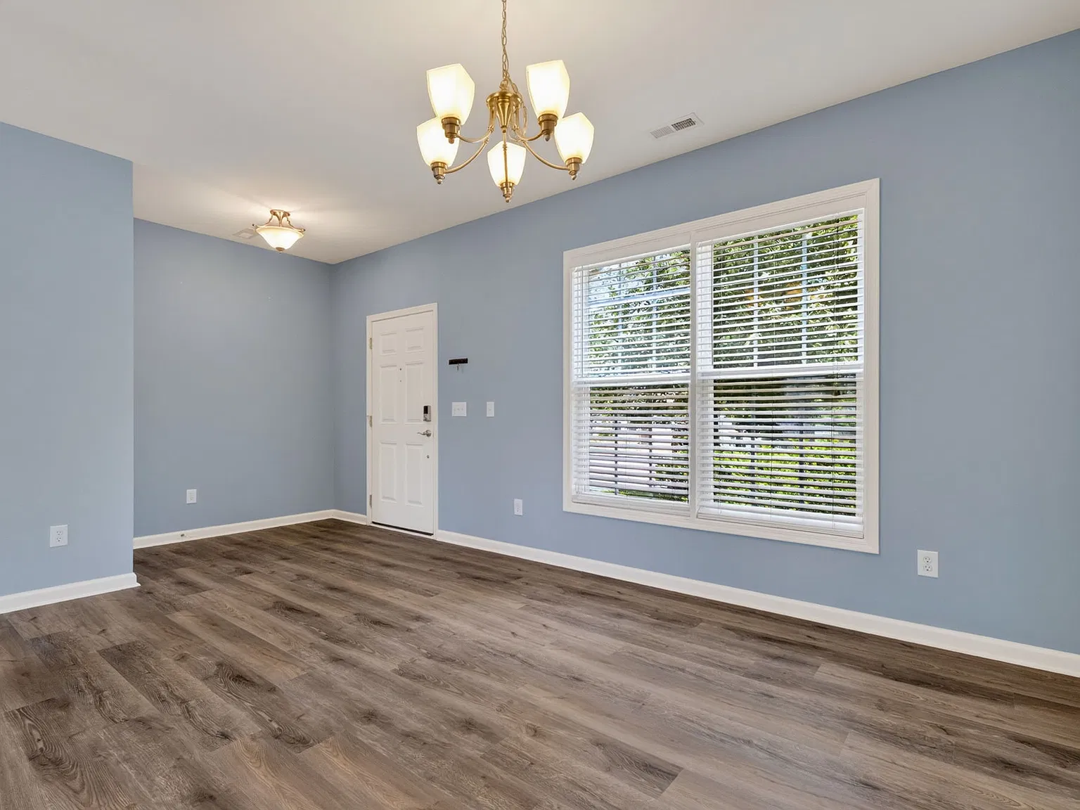 3 bed, 2300 sqft, $2,495 — Photo 3