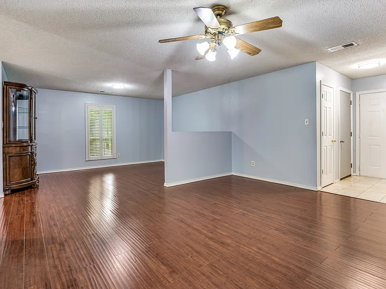 528 Lester St — Photo 18