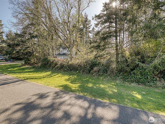 2nd image of 569 SE Chinook Avenue