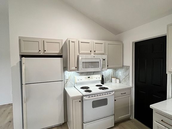 4th image of 26315 Barrington St