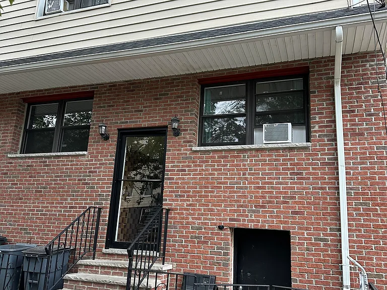 182 Griffith St — Photo 10