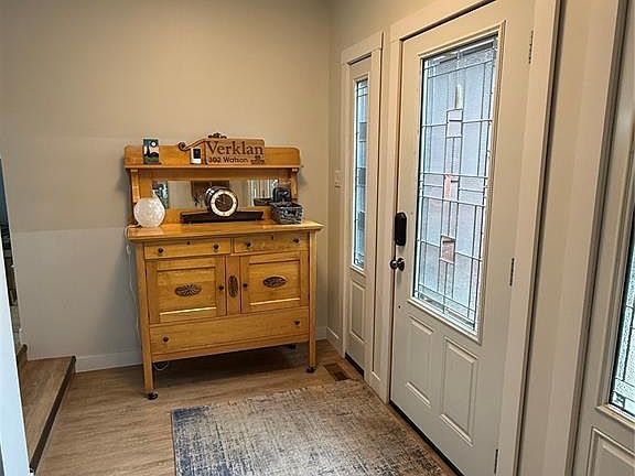 3rd image of 302 Watson CRESCENT