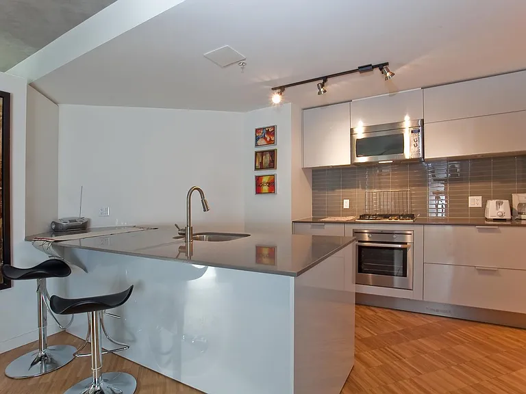 128 Cordova St W #807 — Photo 5