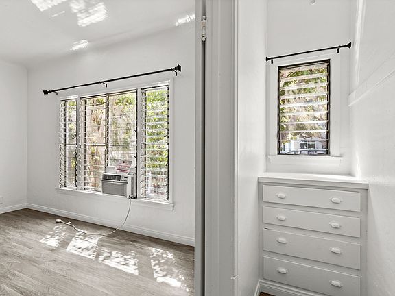 5th image of 414 N Maple Dr Unit 102