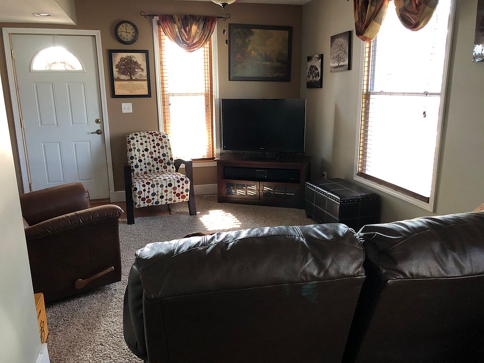 1st image of 1001 E Oak St