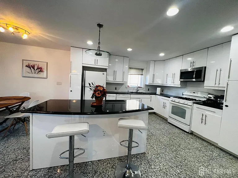 63 E Jefferson Blvd — Photo 2