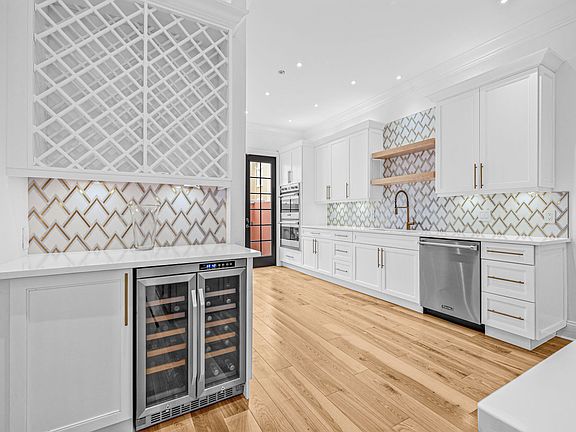 4th image of 2409 Victoria Gardens Ln