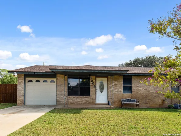 1309 E Medina, Pearsall, TX 78061