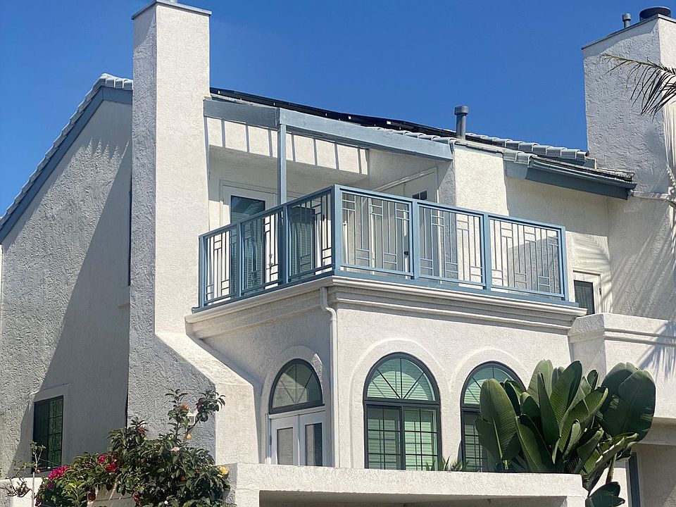 Private corner unit with solar installed.