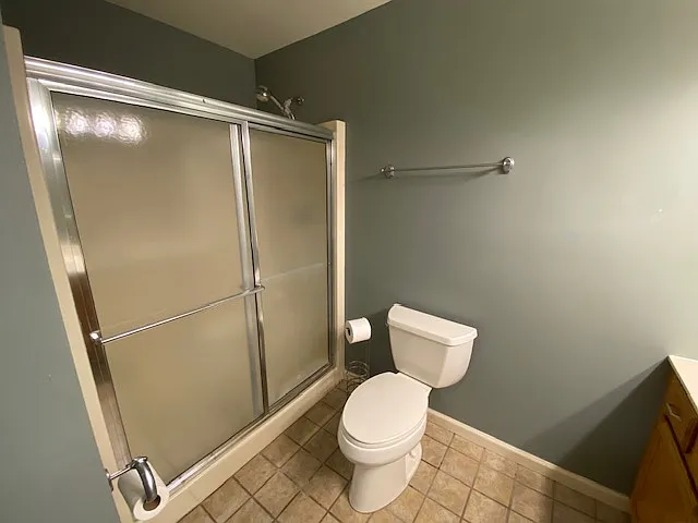 Upstairs full bathroom.