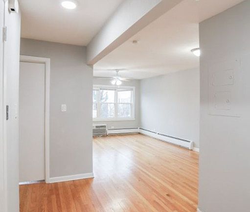3rd image of 2525 W Montrose Ave #3B
