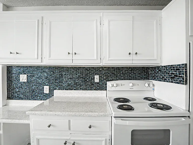 Hollywood Apartments — Photo 8