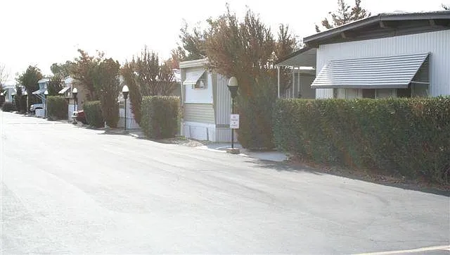 1048 W Rosamond Boulevard — Photo 2