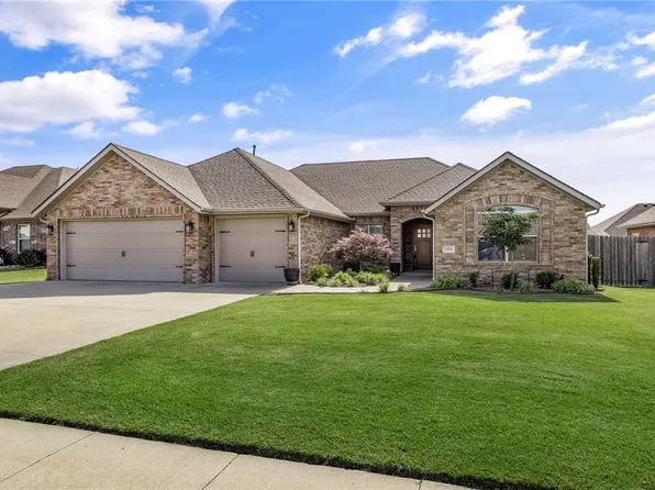 1056 Tarah Knolls Cir, Centerton, AR 72719