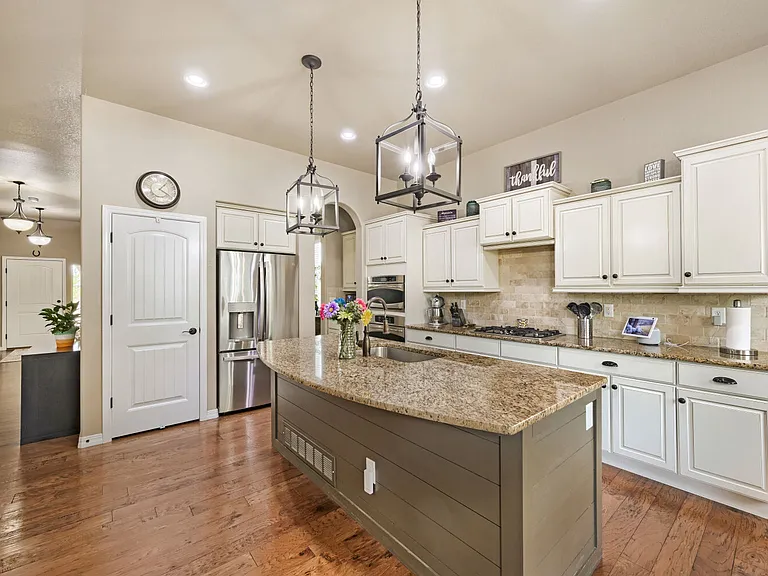 6134 Rennert Dr — Photo 16