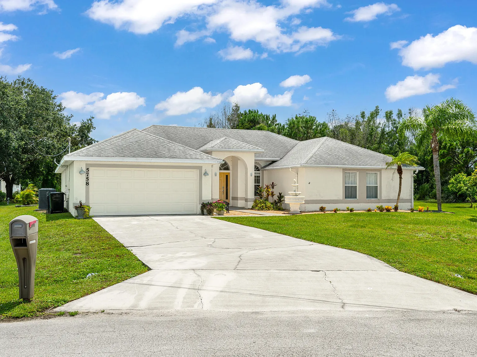 4 bed, 2672 sqft, $3,400 — Photo 2