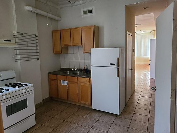 3rd image of 1021 S Claremont Ave APT 1