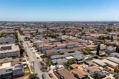 Welcome to 4236 W 129th St Comfort & Convenience in Hawthorne Photo 1