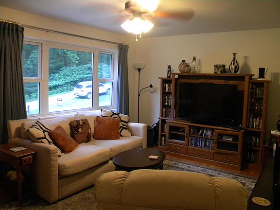 2nd image of 117 Breezewood Ln