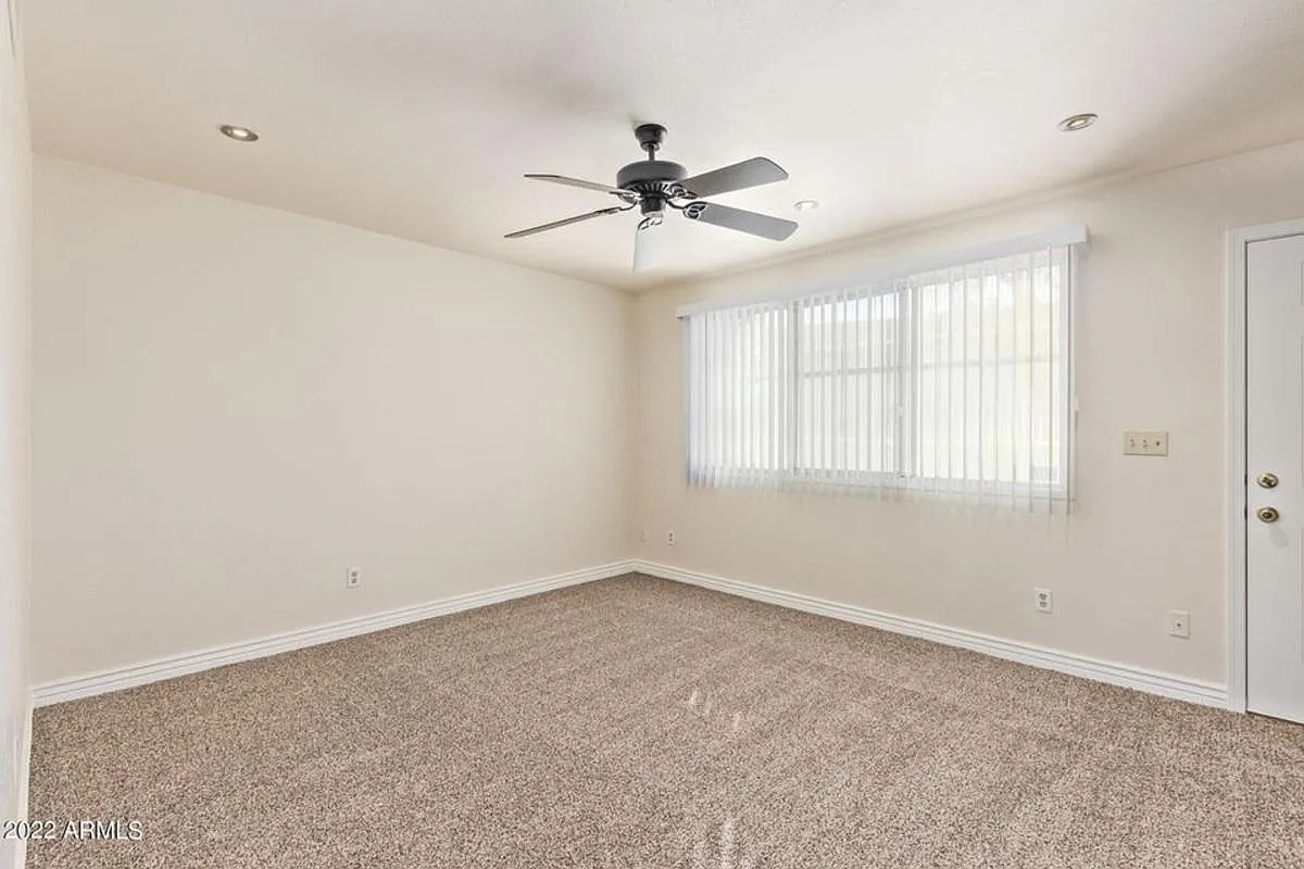 Great Location in Scottsdale,! 2 bedroom, 1.5 bath, community pool — Photo 3