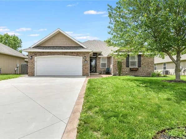 21806 Lombardo Ln, Peculiar, MO 64078