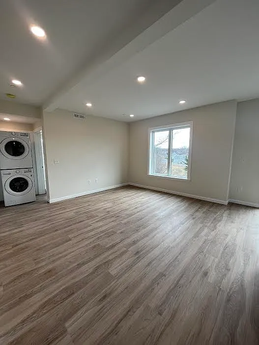 2 bed, 2.0 bath, 930 sqft, $4,350 — Photo 3