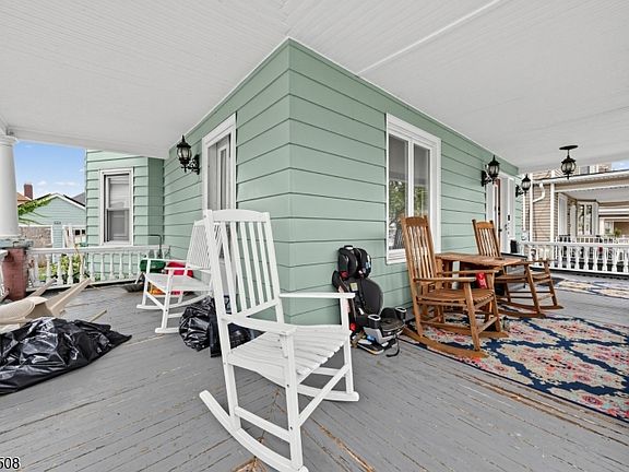 5th image of 216 Stiles St