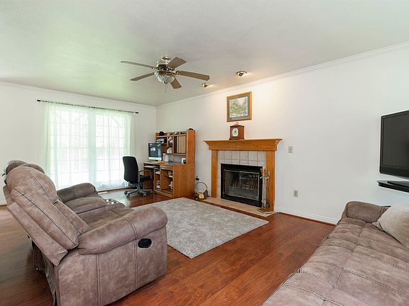 4th image of 1613 Bennington Dr