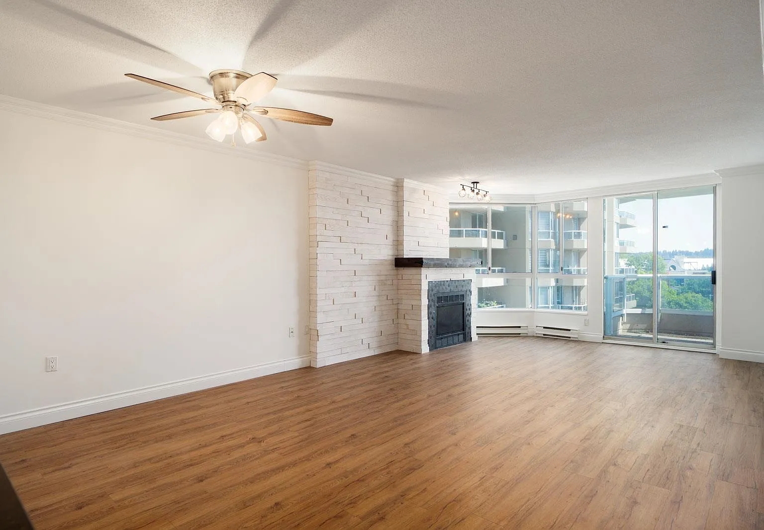 2 bed, 1294 sqft, $3,100 — Photo 3