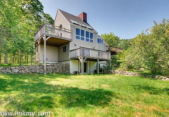 This Makoniky home offers over 3500 square feet of living space, including a finished walk out basement.